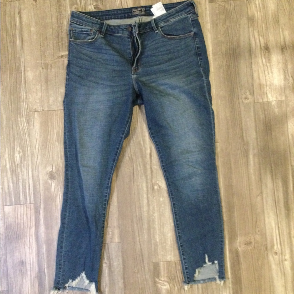 A&F ✨ripped hem crop